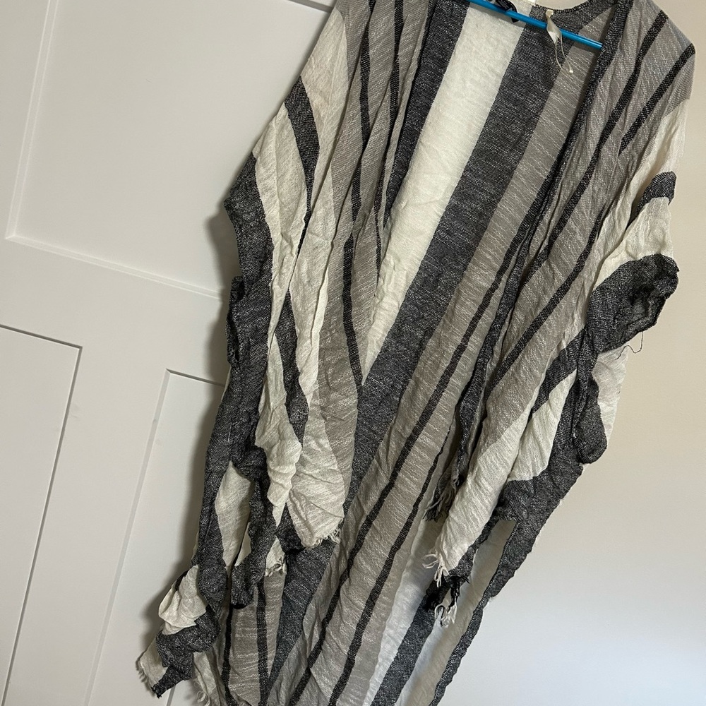American Eagle Outfitters Black and White Kimono